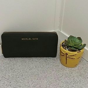 Michael Kors new without tags green wallet